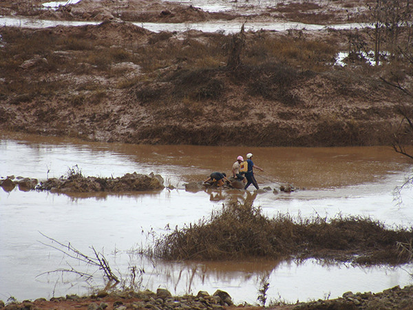 Người dân tranh thủ đánh cá trong lòng hồ_Ảnh: L.Đ.Dũng