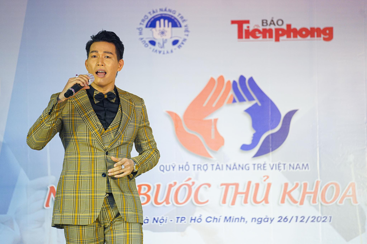 Ca sĩ Quach Beem đến tham gia chương trình và giao lưu với các sinh viên bằng sáng tác xúc động &quot;Cảm ơn mẹ&quot;.