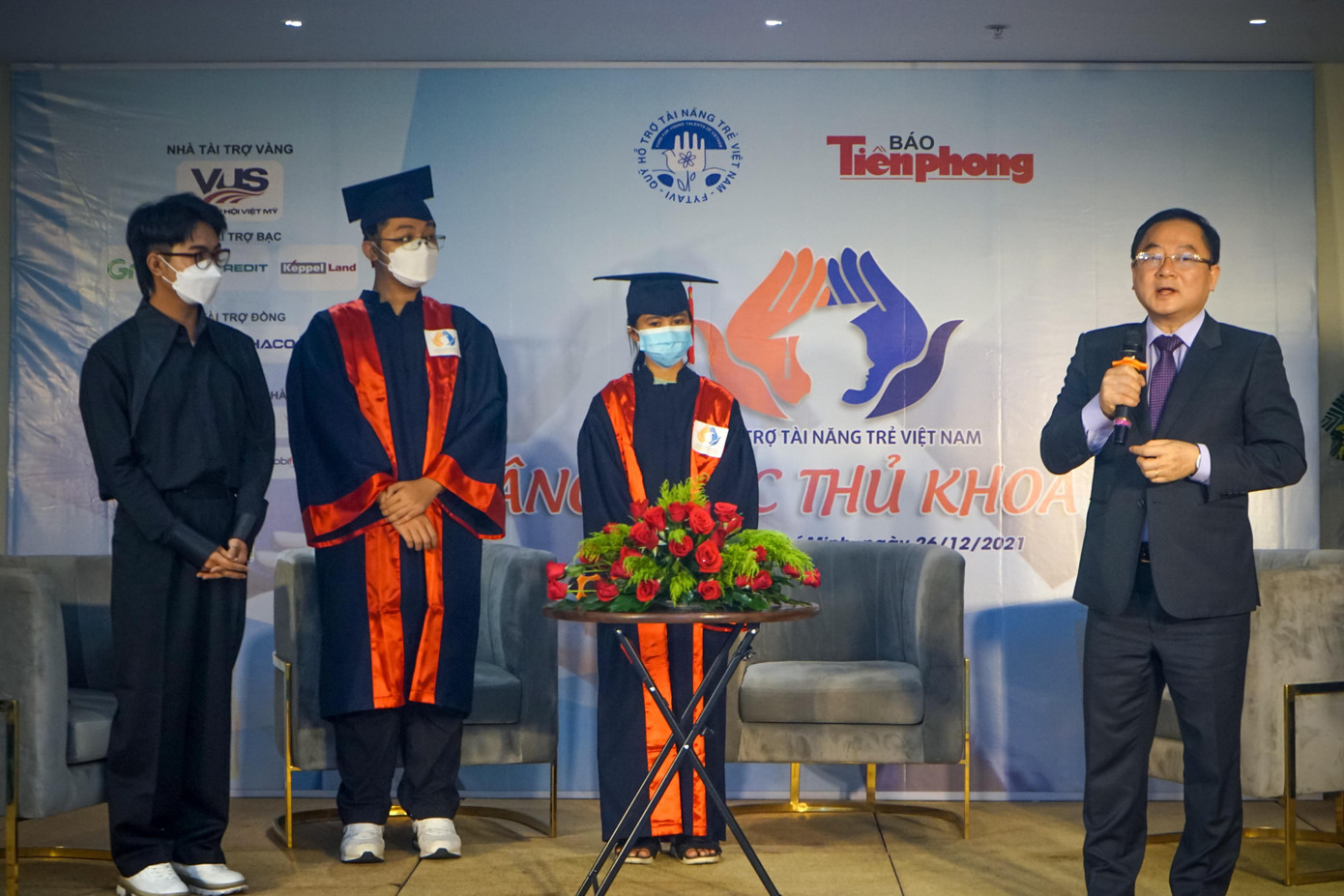 Nhà báo Lê Xuân Sơn chia sẻ với các tân thủ khoa tại buổi giao lưu