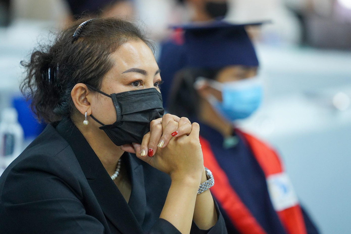 Bà Trương Thị Ngọc Hằng - Giám đốc Đối ngoại Công ty VWS, chăm chú theo dõi chia sẻ câu chuyện của các tân sinh viên