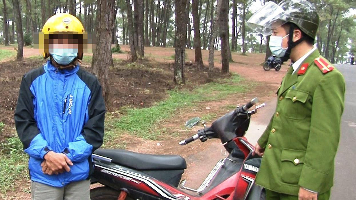 Công an dựng hiện trường nơi gã biến thái từng khoe "của quý" trước mặt phụ nữ