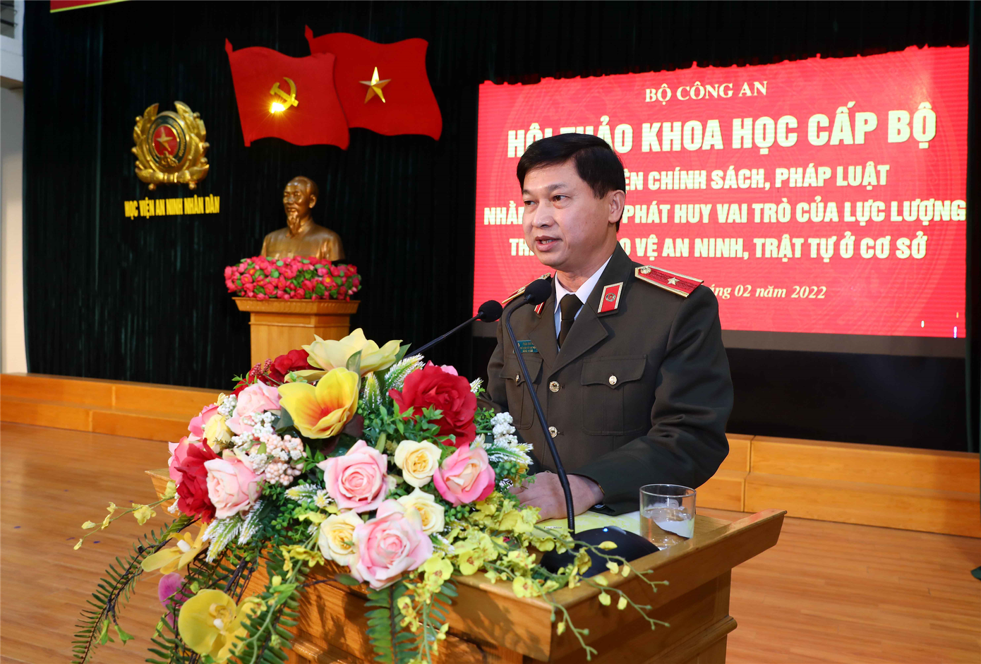 Thiếu tướng, PGS.TS Trần Anh Vũ, Phó Giám đốc Học viện An ninh nhân dân báo cáo Đề dẫn tại Hội thảo.