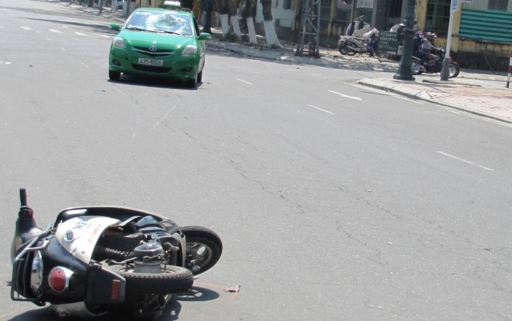 Chiếc xe taxi Mai Linh hất văng hai học sinh lên mui. Ảnh: Ngyễn Huy