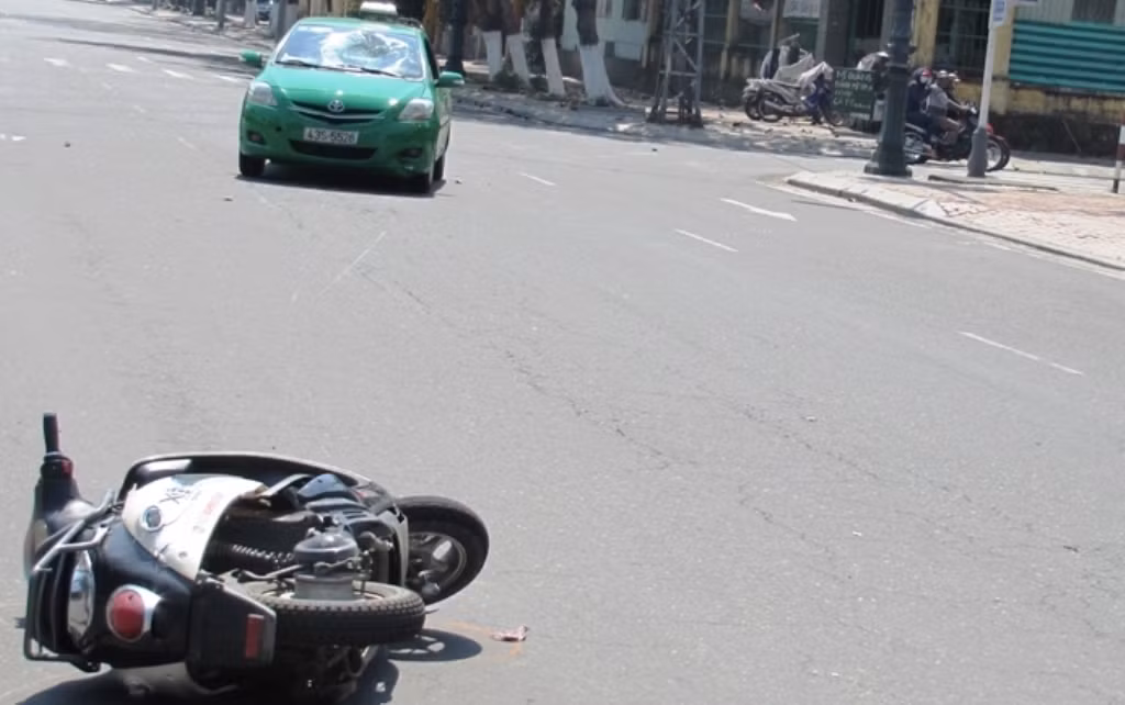 Chiếc xe taxi Mai Linh hất văng hai học sinh lên mui. Ảnh: Ngyễn Huy