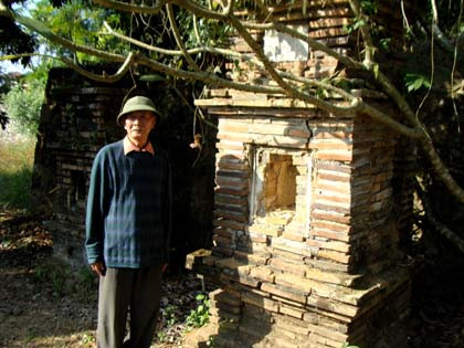 Ông Trần Anh Nghĩa bên tháp mộ chùa Linh Sơn