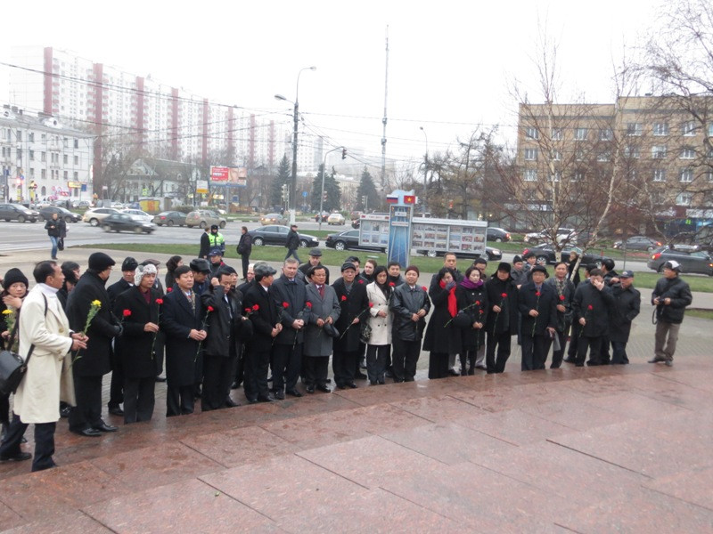 Hai đoàn đại biểu tập trung trước tượng đài Bác