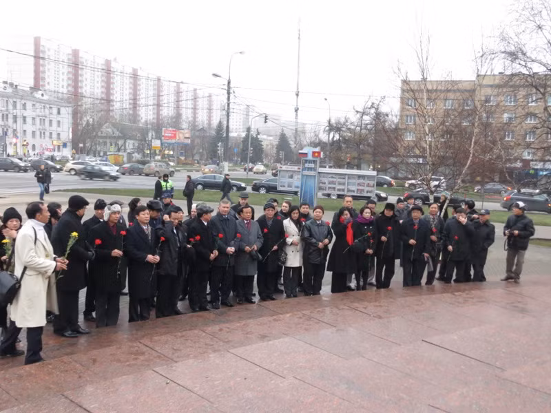 Hai đoàn đại biểu tập trung trước tượng đài Bác