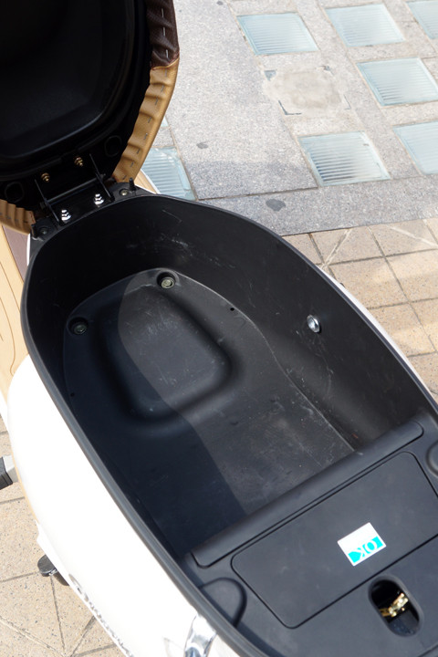 Cốp khá rộng rãi, có trang bị đèn