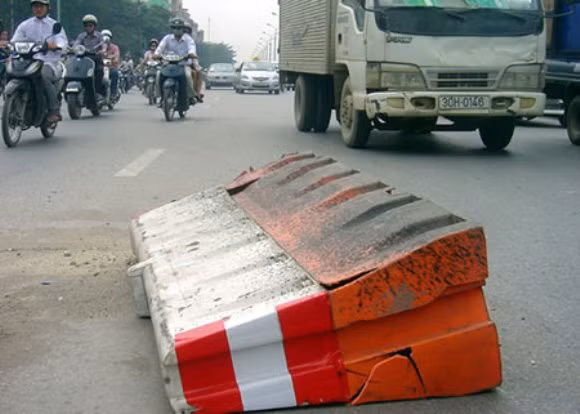 Tấm chắn nhựa bảo vệ cột phân làn.