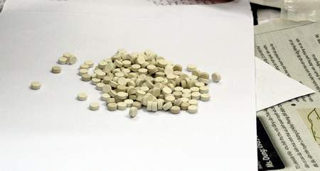 Những viên ma túy tổng hợp được bóc dỡ để kiểm đếm