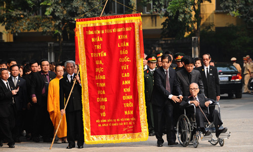 Giáo sư Vũ Khiêu đến viếng Đại tướng trên xe đẩy. Giáo sư Vũ Khiêu là người đã tặng Đại tướng Võ Nguyên Giáp câu đối: Võ công truyền quốc sử / Văn đức quán nhân tâm. Ảnh: Như Ý. Giáo sư Vũ Khiêu (ngồi trên xe đẩy) đến viếng Đại tướng trên xe đẩy. Giáo sư Vũ Khiêu là người đã tặng Đại tướng Võ Nguyên Giáp câu đối: Võ công truyền quốc sử / Văn đức quán nhân tâm. Ảnh: Như Ý