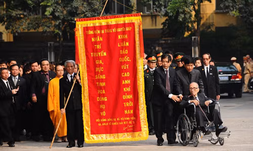 Giáo sư Vũ Khiêu đến viếng Đại tướng trên xe đẩy. Giáo sư Vũ Khiêu là người đã tặng Đại tướng Võ Nguyên Giáp câu đối: Võ công truyền quốc sử / Văn đức quán nhân tâm. Ảnh: Như Ý. Giáo sư Vũ Khiêu (ngồi trên xe đẩy) đến viếng Đại tướng trên xe đẩy. Giáo sư Vũ Khiêu là người đã tặng Đại tướng Võ Nguyên Giáp câu đối: Võ công truyền quốc sử / Văn đức quán nhân tâm. Ảnh: Như Ý