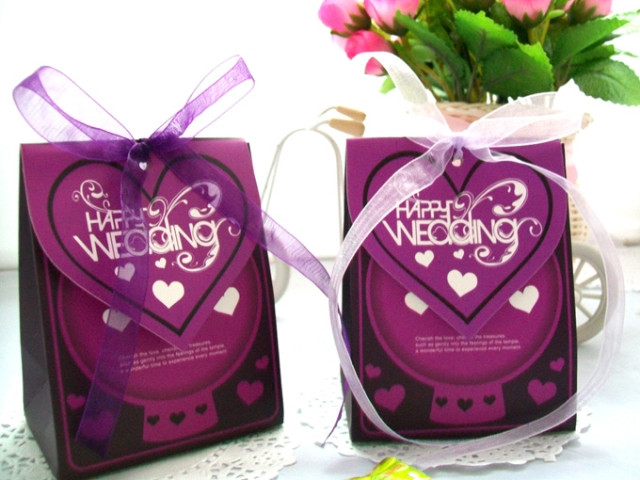 Từ hoa cưới... ...thiếp cưới ...những món đồ trang trí tại tiệc cưới tới trang phục của cô dâu chú rể để tràn ngập sắc tím thủy chung.