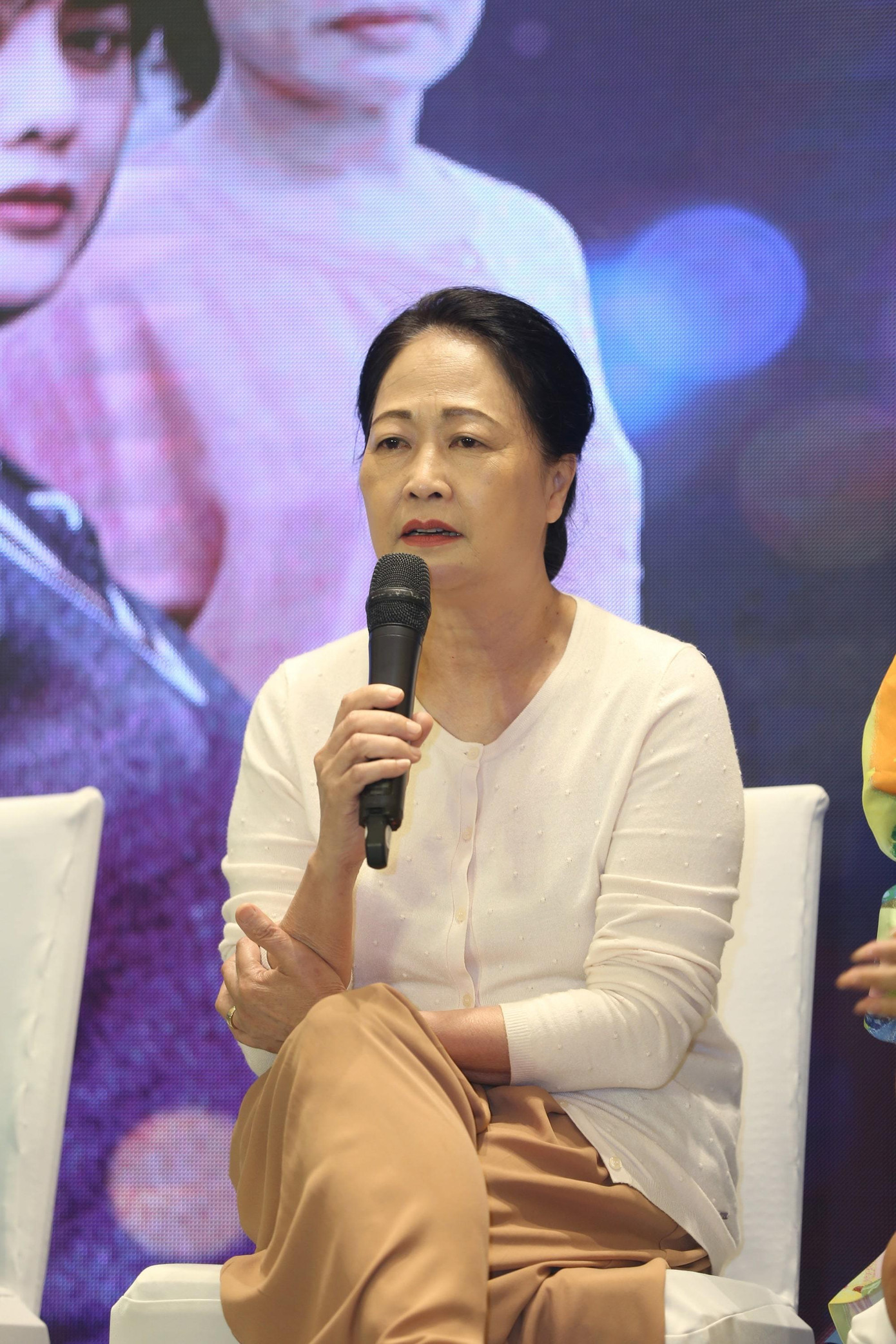 NSND Như Quỳnh trong buổi ra mắt "Hương vị tình thân" NSND Như Quỳnh trong buổi ra mắt "Hương vị tình thân"