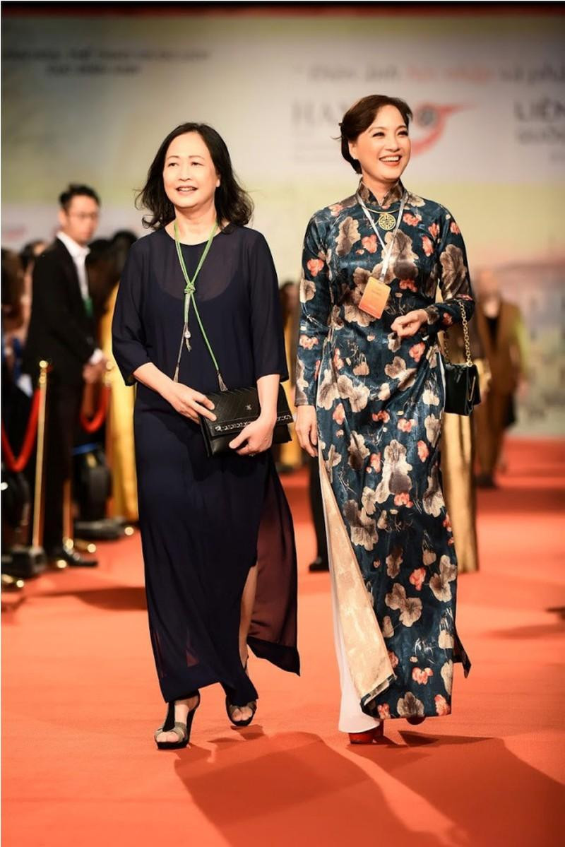 Như Quỳnh, Lê Khanh thường được coi là hai biểu tượng nhan sắc của "Người Hà Nội" Như Quỳnh, Lê Khanh thường được coi là hai biểu tượng nhan sắc của "Người Hà Nội"