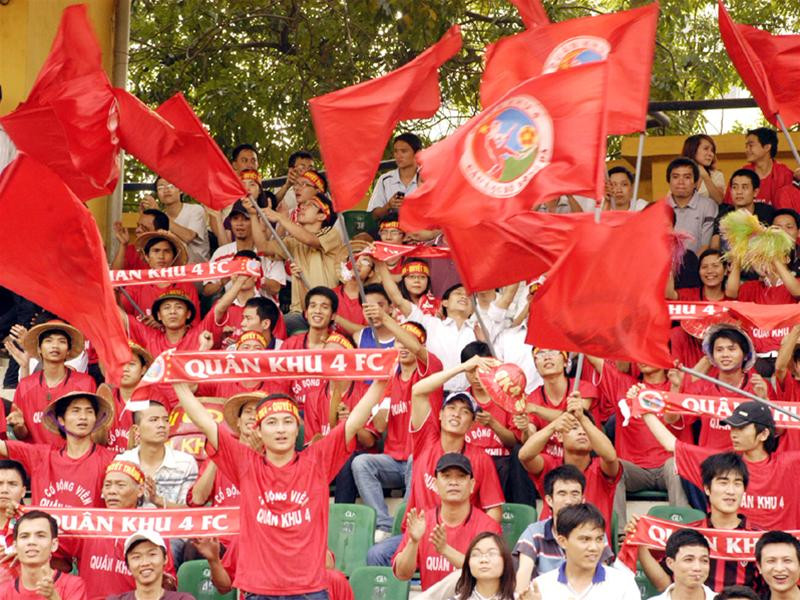 Cổ động viên QK4 trên SVĐ Hàng Đẫy, Hà Nội - Ảnh: Phạm Yên