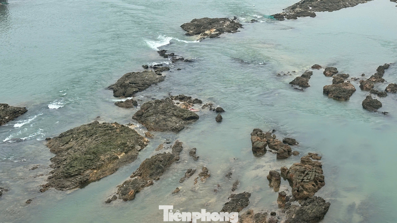 Nhiều ngày qua, do ảnh hưởng của thời tiết, lượng mưa ít đã khiến mực nước tại sông Lô xuống thấp. Nhiều ngày qua, do ảnh hưởng của thời tiết, lượng mưa ít đã khiến mực nước tại sông Lô xuống thấp.