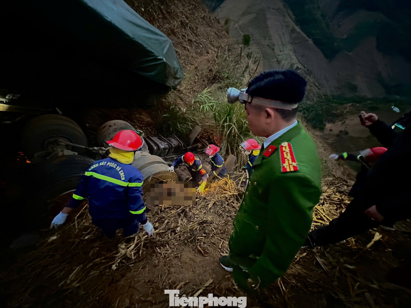 Đại tá Trần Thanh Sơn - Phó Giám đốc Công an tỉnh Sơn La trực tiếp chỉ đạo điều hành các lực lượng khẩn trương cứu hộ, cứu nạn.