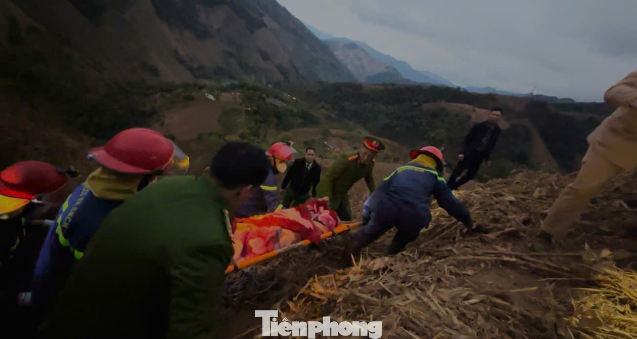 Lực lượng cứu hộ, cứu nạn đưa thi thể nạn nhân ra khỏi hiện trường.