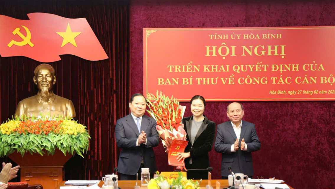 Ông Nguyễn Phi Long, Bí thư Tỉnh ủy và ông Bùi Đức Hinh, Phó Bí thư Tỉnh ủy, Chủ tịch UBND tỉnh tặng hoa chúc mừng bà Bùi Thị Minh. Ông Nguyễn Phi Long, Bí thư Tỉnh ủy và ông Bùi Đức Hinh, Phó Bí thư Tỉnh ủy, Chủ tịch UBND tỉnh tặng hoa chúc mừng bà Bùi Thị Minh.