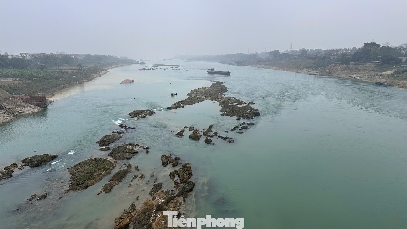 Theo ghi nhận, thời điểm phóng viên có mặt, xuất hiện một con tàu mắc cạn giữa dòng tại khu vực này do va phải đá ngầm khiến chân vịt của tàu bị gãy, không thể tiếp tục di chuyển. Theo ghi nhận, thời điểm phóng viên có mặt, xuất hiện một con tàu mắc cạn giữa dòng tại khu vực này do va phải đá ngầm khiến chân vịt của tàu bị gãy, không thể tiếp tục di chuyển.