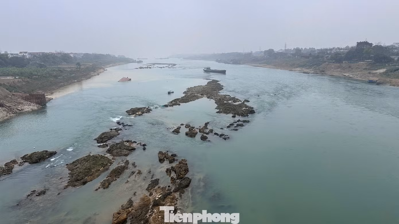 Theo ghi nhận, thời điểm phóng viên có mặt, xuất hiện một con tàu mắc cạn giữa dòng tại khu vực này do va phải đá ngầm khiến chân vịt của tàu bị gãy, không thể tiếp tục di chuyển.