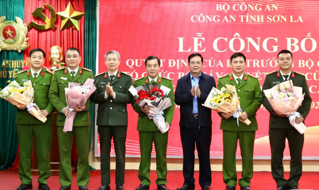 Lãnh đạo Công an tỉnh Sơn La trao quyết định điều động cán bộ nhận nhiệm vụ mới sau khi giải thể công an cấp huyện. Ảnh: Báo Sơn La. Lãnh đạo Công an tỉnh Sơn La trao quyết định điều động cán bộ nhận nhiệm vụ mới sau khi giải thể công an cấp huyện. Ảnh: Báo Sơn La.