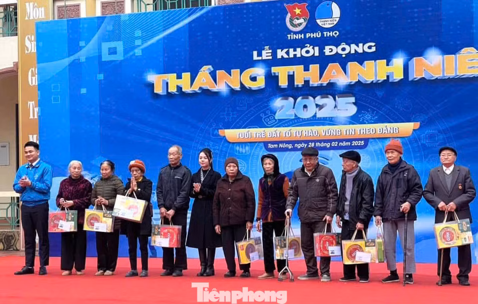 Anh Bùi Đức Giang trao quà cho các bác cựu Thanh niên xung phong.