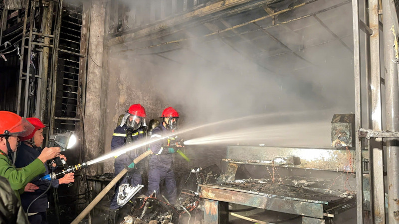 Lực lượng PCCC khẩn trương dập lửa.