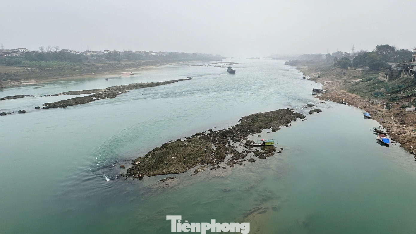 Theo ghi nhận, thời điểm phóng viên có mặt, xuất hiện một con tàu mắc cạn giữa dòng tại khu vực này do va phải đá ngầm khiến chân vịt của tàu bị gãy, không thể tiếp tục di chuyển. Theo ghi nhận, thời điểm phóng viên có mặt, xuất hiện một con tàu mắc cạn giữa dòng tại khu vực này do va phải đá ngầm khiến chân vịt của tàu bị gãy, không thể tiếp tục di chuyển.