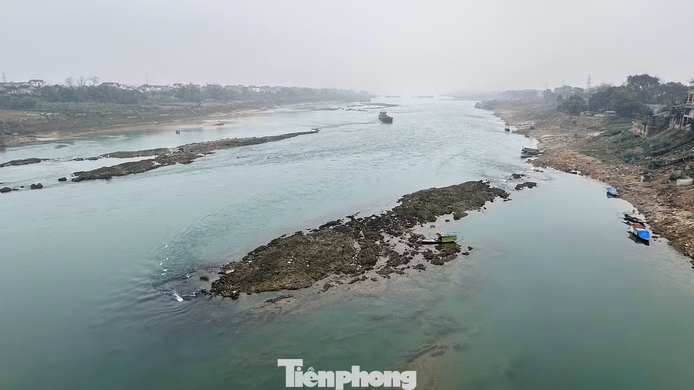 Theo ghi nhận, thời điểm phóng viên có mặt, xuất hiện một con tàu mắc cạn giữa dòng tại khu vực này do va phải đá ngầm khiến chân vịt của tàu bị gãy, không thể tiếp tục di chuyển.