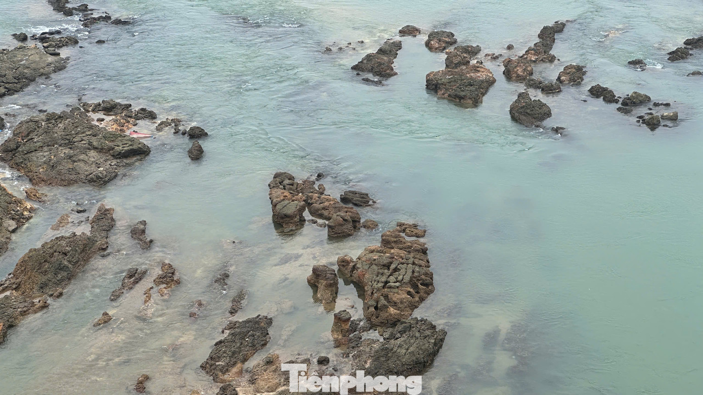 Nhiều ngày qua, do ảnh hưởng của thời tiết, lượng mưa ít đã khiến mực nước tại sông Lô xuống thấp. Nhiều ngày qua, do ảnh hưởng của thời tiết, lượng mưa ít đã khiến mực nước tại sông Lô xuống thấp.