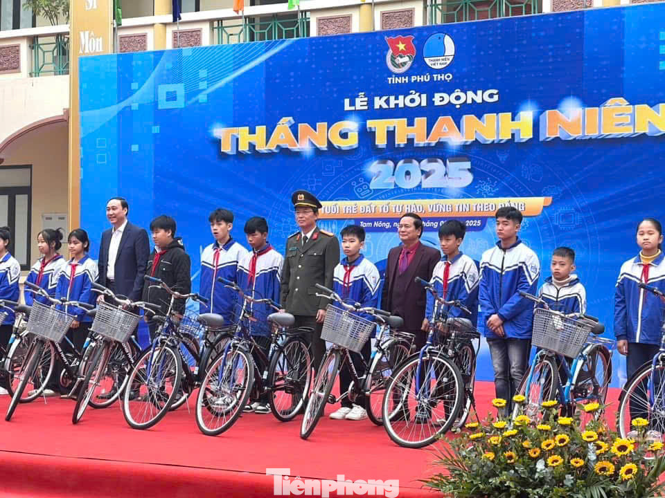 Các đại biểu tặng xe đạp cho học sinh nghèo. Các đại biểu tặng xe đạp cho học sinh nghèo.