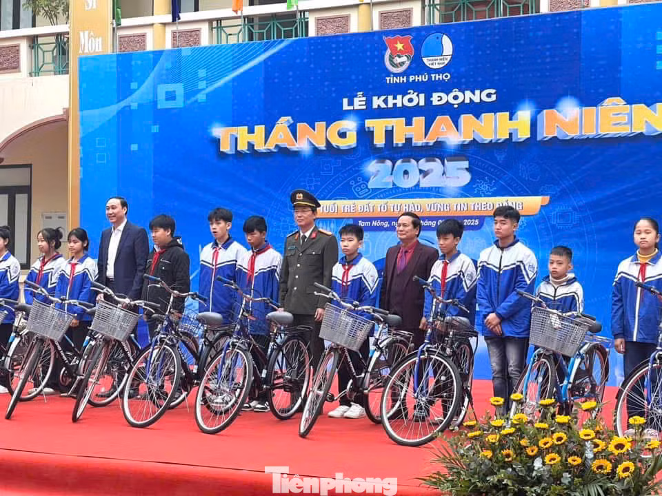 Các đại biểu tặng xe đạp cho học sinh nghèo.