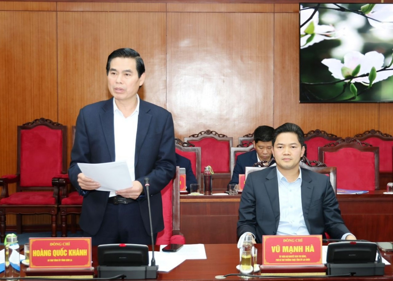 Đồng chí Hoàng Quốc Khánh - Bí thư Tỉnh ủy Sơn La, đại diện 3 tỉnh phát biểu tiếp thu ý kiến chỉ đạo của Đoàn Kiểm tra. Đồng chí Hoàng Quốc Khánh - Bí thư Tỉnh ủy Sơn La, đại diện 3 tỉnh phát biểu tiếp thu ý kiến chỉ đạo của Đoàn Kiểm tra.