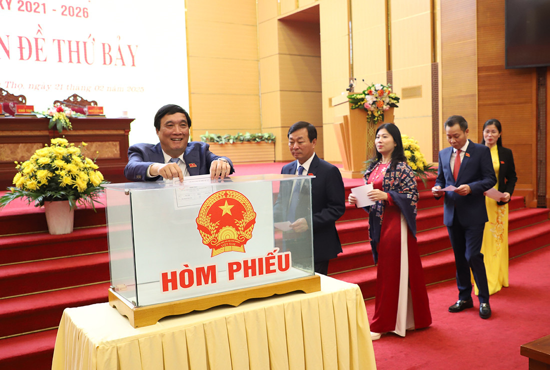 Các đại biểu HĐND tỉnh thực hiện quy trình bầu Phó Chủ tịch UBND tỉnh khoá XIX, nhiệm kỳ 2021 – 2026. Ảnh: Báo Phú Thọ.