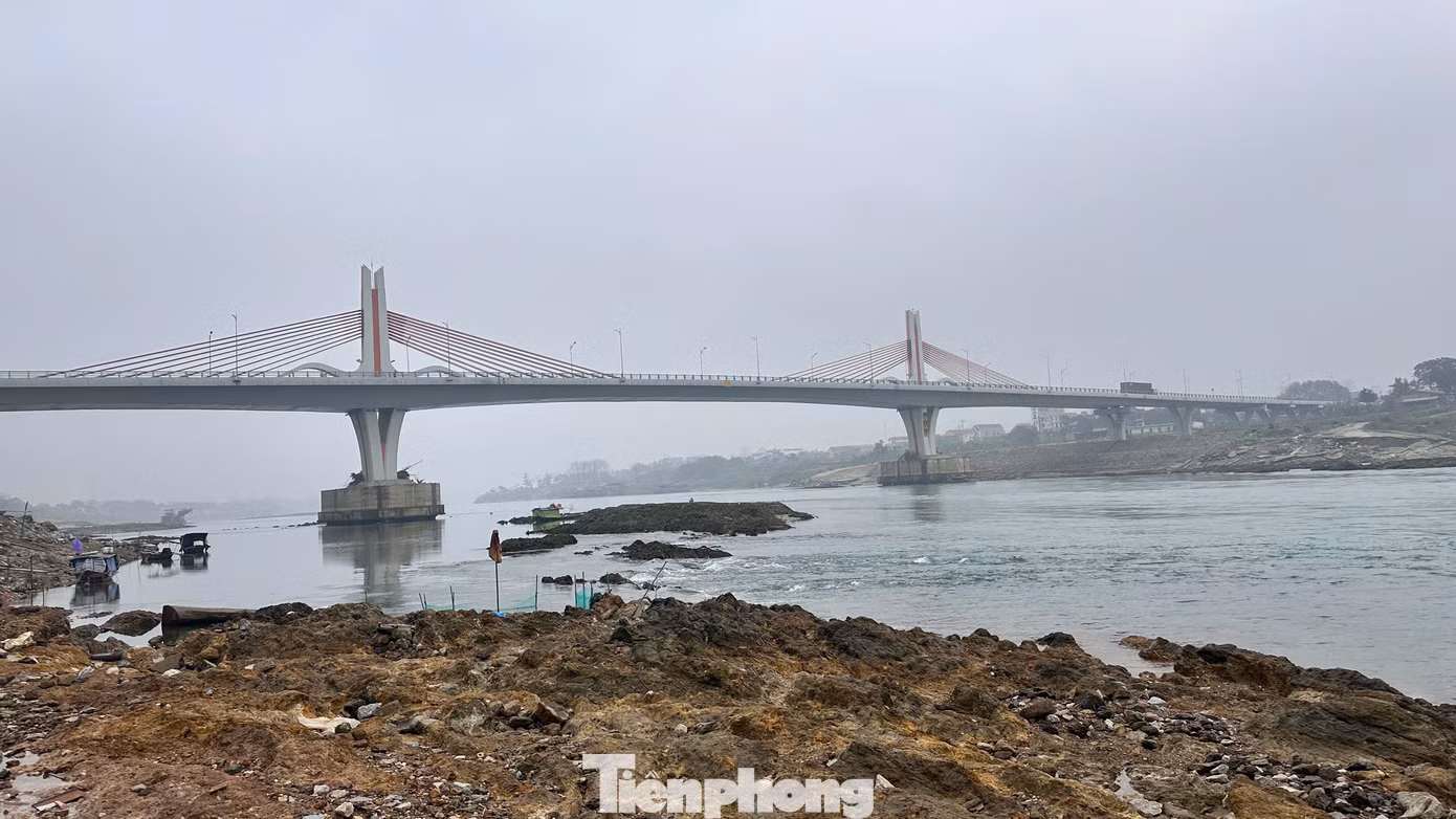 Tại khu vực cầu Vĩnh Phú lộ ra nhiều bãi đá ngầm lớn gây khó khăn và tiềm ẩn nguy cơ xảy ra tai nạn giao thông đường thủy.
