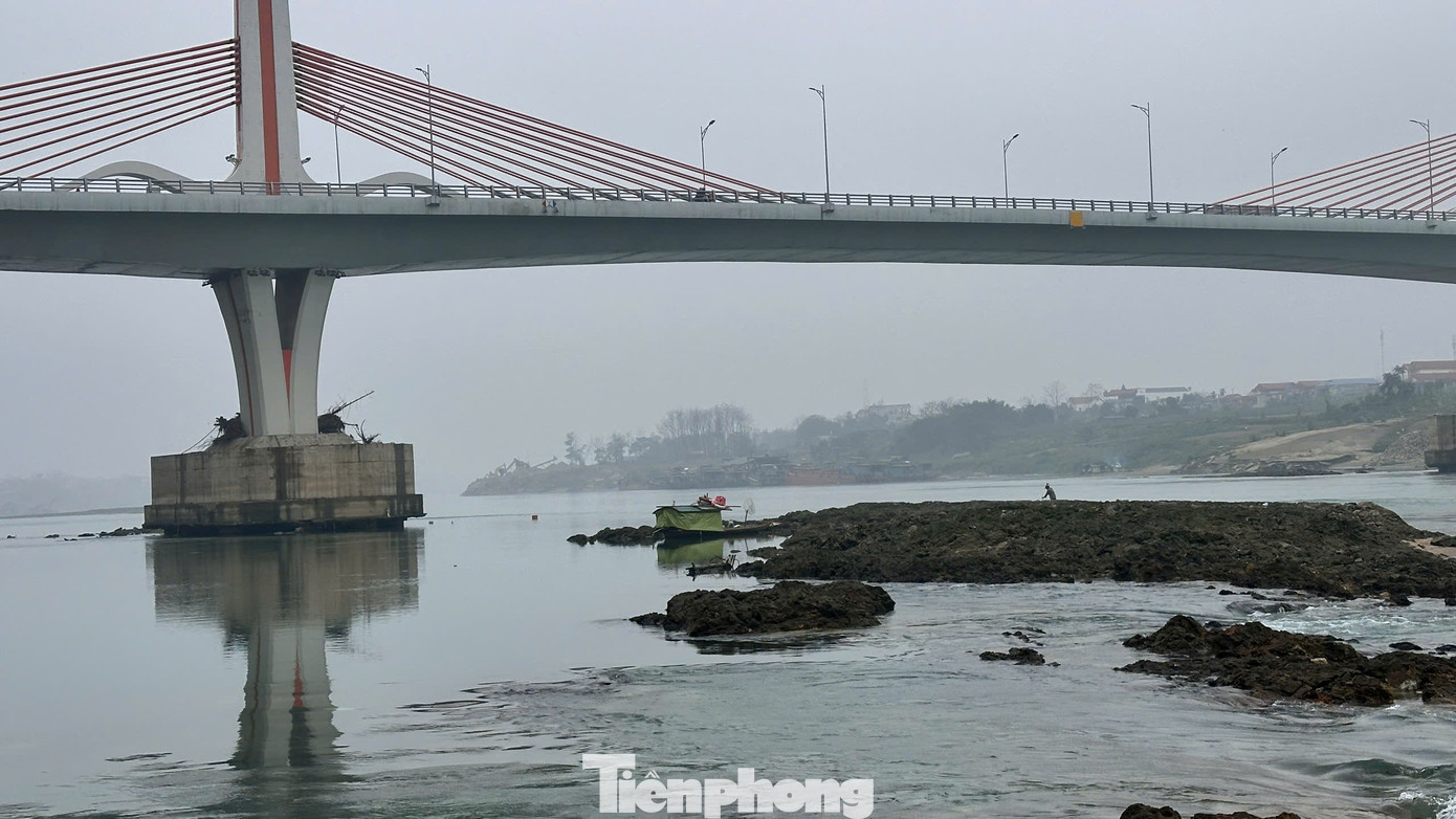 Với diễn biến thời tiết như hiện nay, mực nước sông Lô dự báo sẽ tiếp tục xuống thấp, gây mất an toàn giao thông đường thủy và còn gây khó khăn cho việc lấy nước sản xuất nông nghiệp. Với diễn biến thời tiết như hiện nay, mực nước sông Lô dự báo sẽ tiếp tục xuống thấp, gây mất an toàn giao thông đường thủy và còn gây khó khăn cho việc lấy nước sản xuất nông nghiệp.