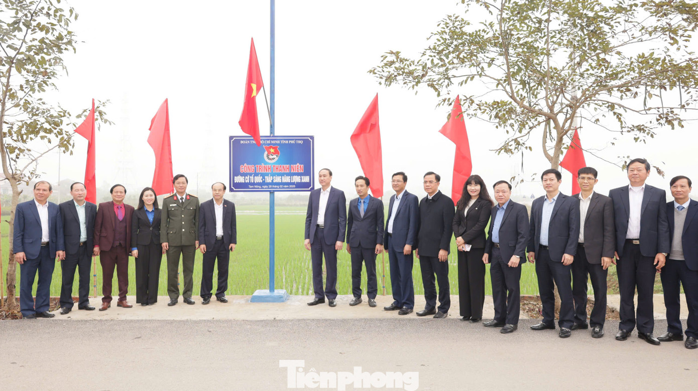 Ông Phùng Khánh Tài cùng các đại biểu tặng công trình thanh niên “Đường cờ Tổ quốc – Thắp sáng năng lượng xanh” cho nhân dân xã Hương Nộn. Ông Phùng Khánh Tài cùng các đại biểu tặng công trình thanh niên “Đường cờ Tổ quốc – Thắp sáng năng lượng xanh” cho nhân dân xã Hương Nộn.