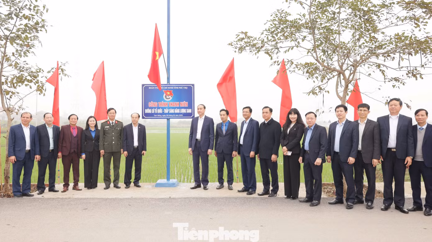 Ông Phùng Khánh Tài cùng các đại biểu tặng công trình thanh niên “Đường cờ Tổ quốc – Thắp sáng năng lượng xanh” cho nhân dân xã Hương Nộn.