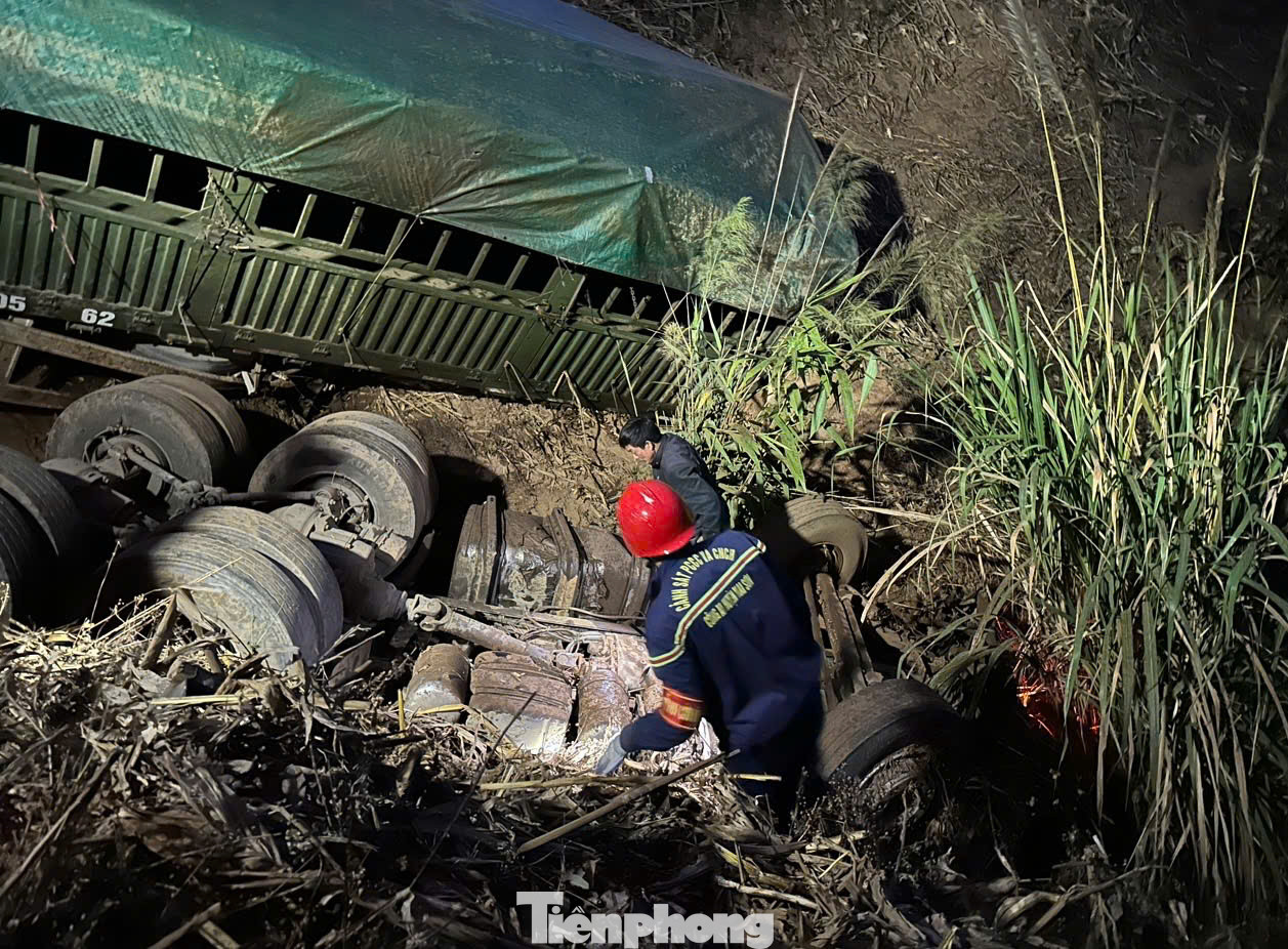Lực lượng cứu nạn tiếp cận hiện trường.