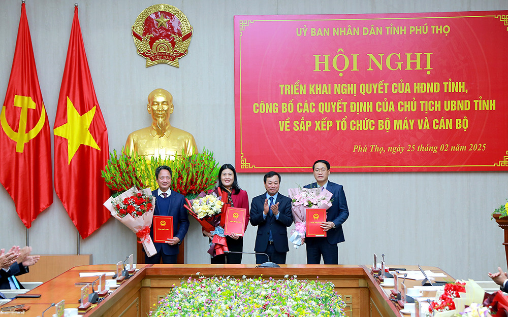 Chủ tịch UBND tỉnh Bùi Văn Quang trao quyết định và tặng hoa chúc mừng các đồng chí Giám đốc sở được điều động công tác. Chủ tịch UBND tỉnh Bùi Văn Quang trao quyết định và tặng hoa chúc mừng các đồng chí Giám đốc sở được điều động công tác.