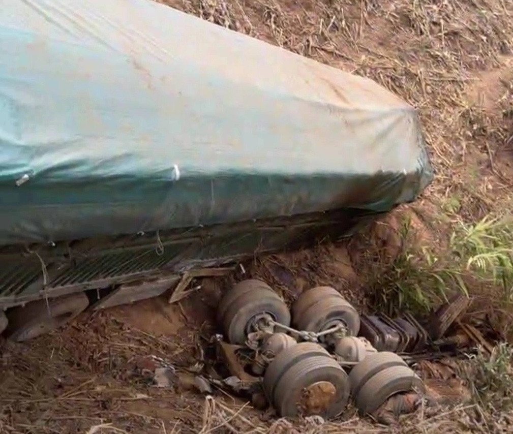 Chiếc xe rơi từ trên cao xuống khiến phần trục bánh của xe rời khỏi thùng.