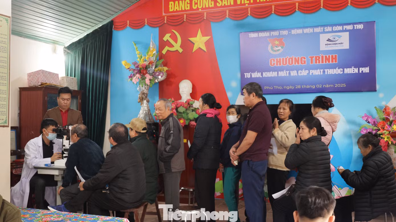 Các bác sĩ bệnh viện Sài Gòn - Phú Thọ khám mắt cho người dân xã Hương Nộn.