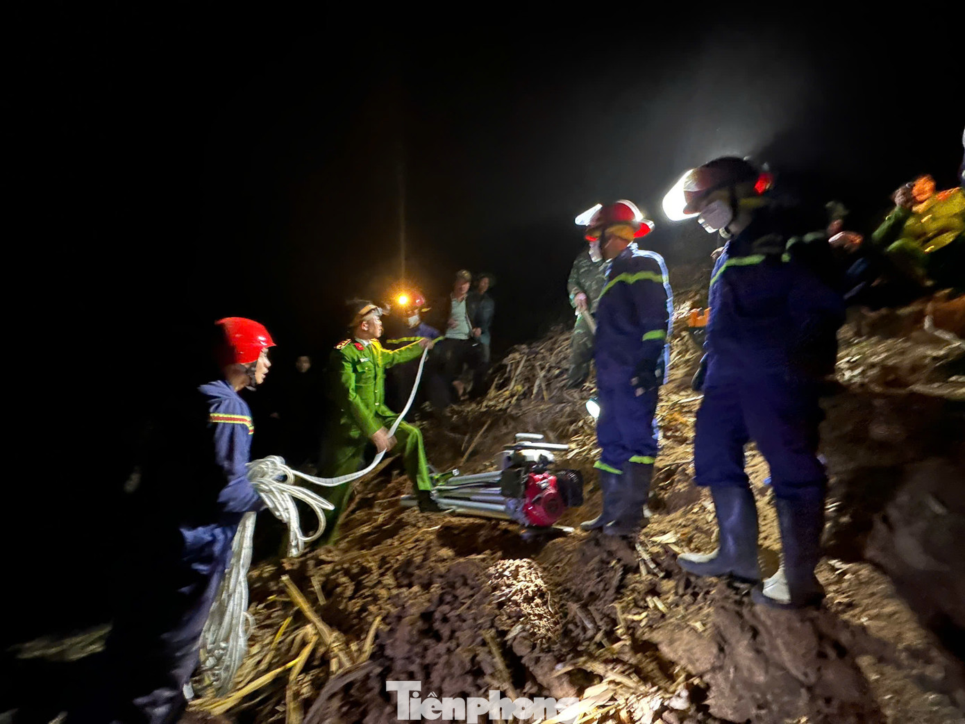 Lực lượng cứu hộ, cứu nạn dùng dây đưa con người và thiết bị xuống hiện trường vụ tai nạn.