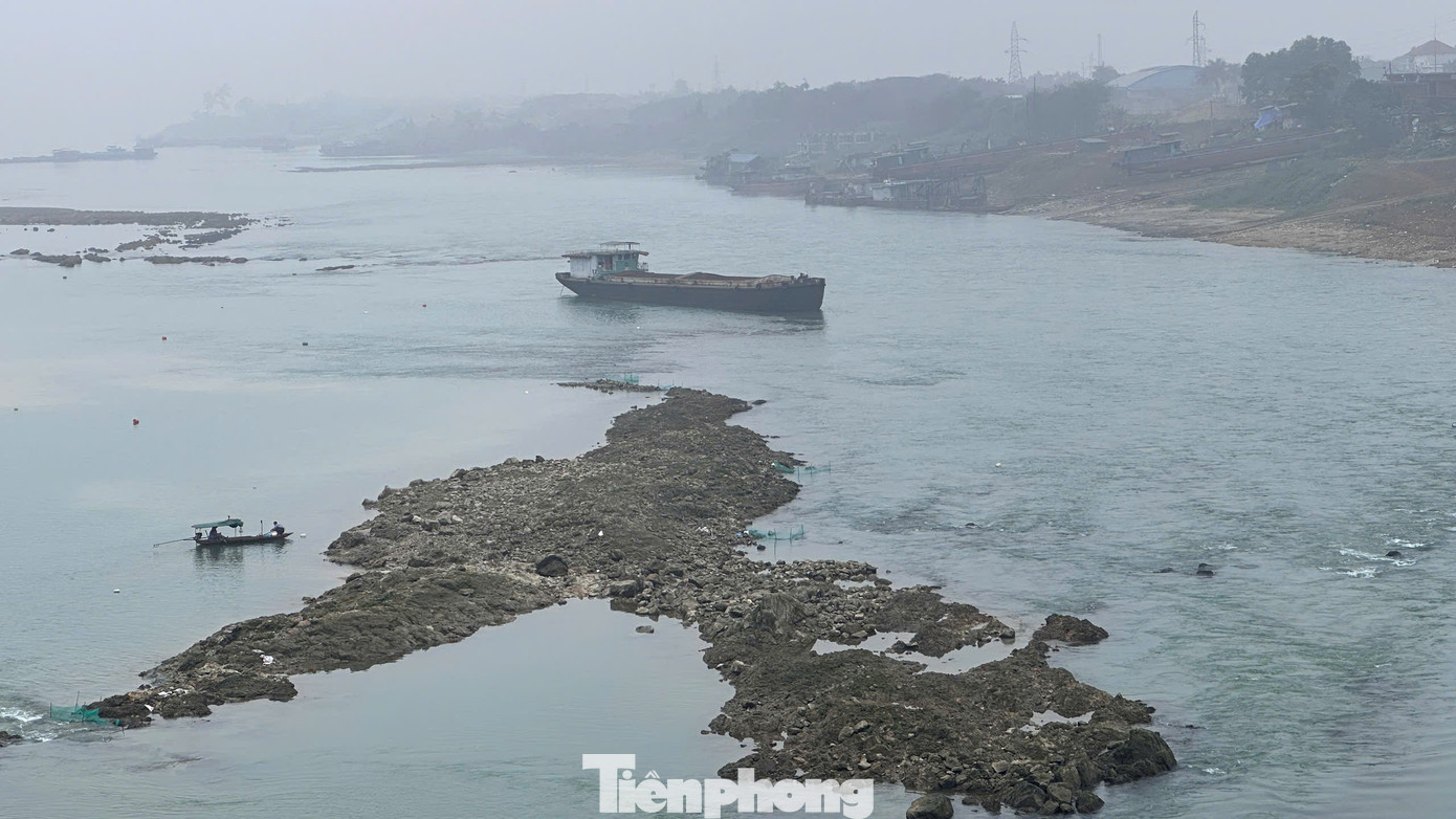 Vì nước sông xuống thấp đã xảy ra tình trạng tàu thuyền mắc cạn và va phải đá ngầm. Vì nước sông xuống thấp đã xảy ra tình trạng tàu thuyền mắc cạn và va phải đá ngầm.