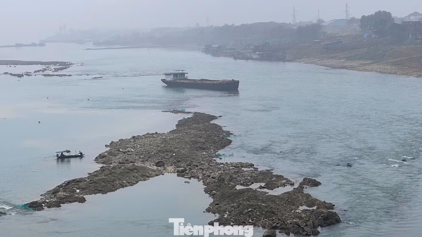 Vì nước sông xuống thấp đã xảy ra tình trạng tàu thuyền mắc cạn và va phải đá ngầm.