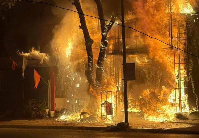 Đám cháy bùng phát mạnh tại hai 2 ngôi nhà.