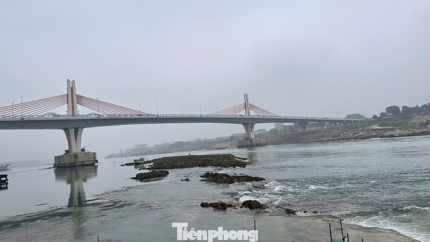 Với diễn biến thời tiết như hiện nay, mực nước sông Lô dự báo sẽ tiếp tục xuống thấp, gây mất an toàn giao thông đường thủy và còn gây khó khăn cho việc lấy nước sản xuất nông nghiệp. Với diễn biến thời tiết như hiện nay, mực nước sông Lô dự báo sẽ tiếp tục xuống thấp, gây mất an toàn giao thông đường thủy và còn gây khó khăn cho việc lấy nước sản xuất nông nghiệp.