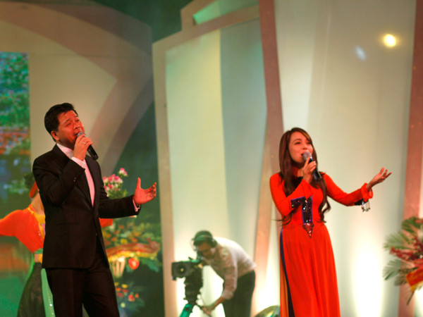 Nghệ sĩ Đăng Dương và Lan Anh cũng mang tới những khúc hát ca ngợi tình yêu quê hương đất nước đến các đại biểu